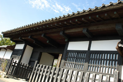 越寿三郎の別邸門