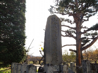 小布施新三郎碑